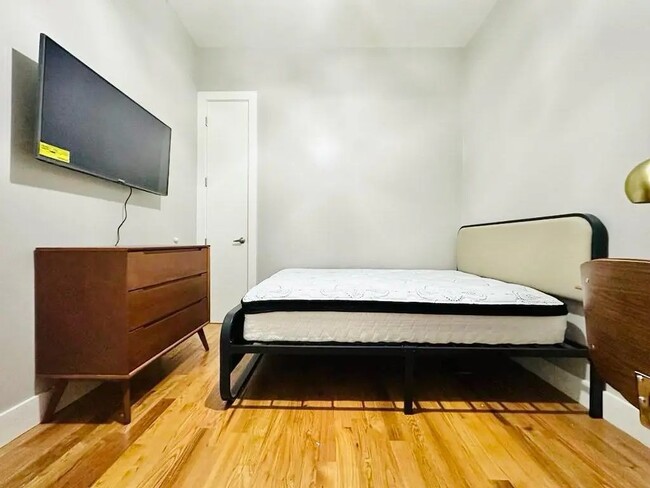 Building Photo - Furnished room/NOT APARTMENT