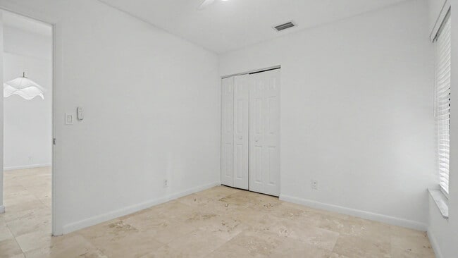 Building Photo - 3939 NE 5th Ave