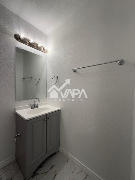 Building Photo - 12411 Gran Vista St