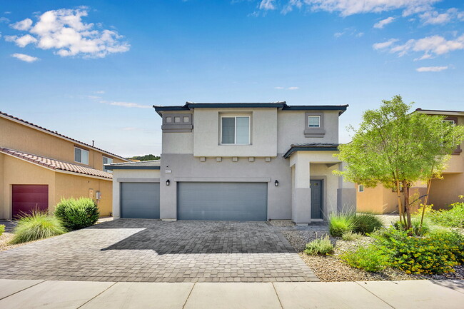 Building Photo - Gorgeous 5 Bedroom home!