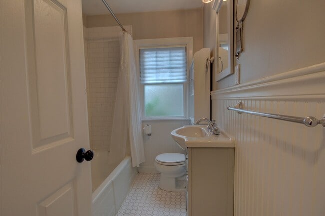 Building Photo - Cute 3 Bed Home