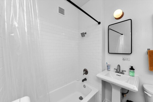 Building Photo - 4862 N Ashland Ave