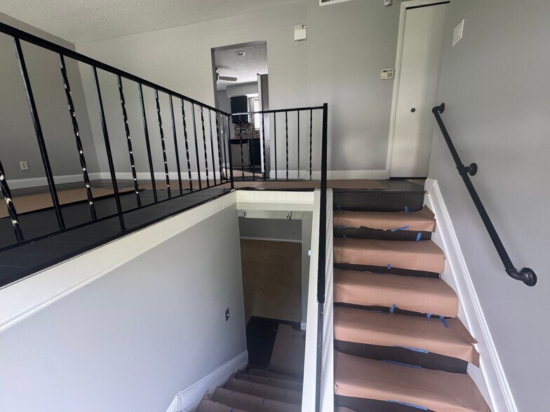Building Photo - 3028 Quinby Dr
