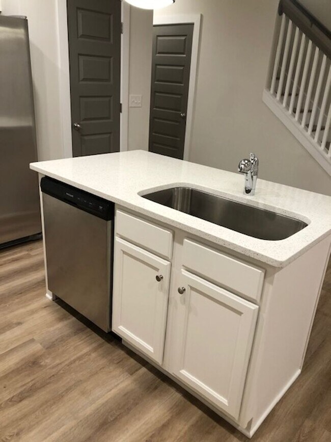 Building Photo - Beautiful Townhome in Athens!