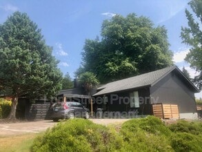 Building Photo - 1011 NW Fernwood Pl