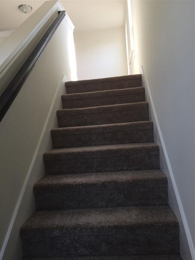 Building Photo - Beautifully maintained 3-bedroom, 2.5-bath residence