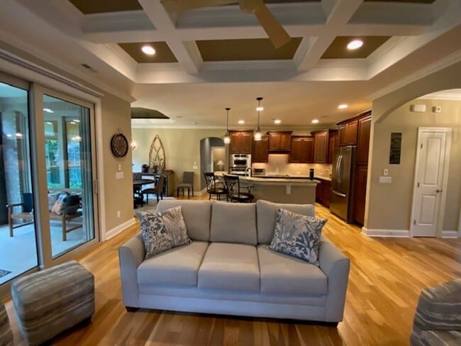 Building Photo - Beautiful Fully Furnished 3 bed 2 bath hom...