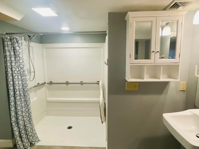 Building Photo - 128 Forest Dr