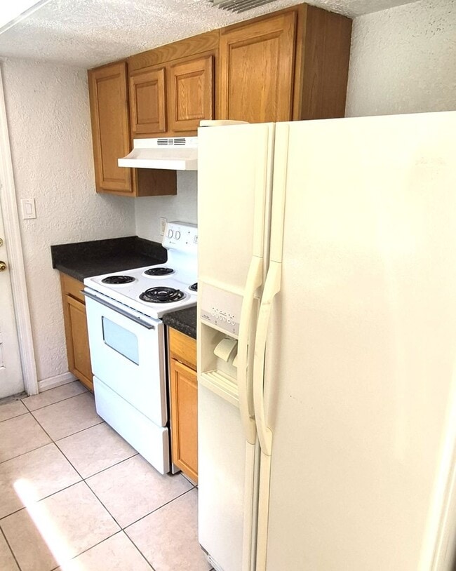 Building Photo - 2 bedroom 1 bath - Move in special