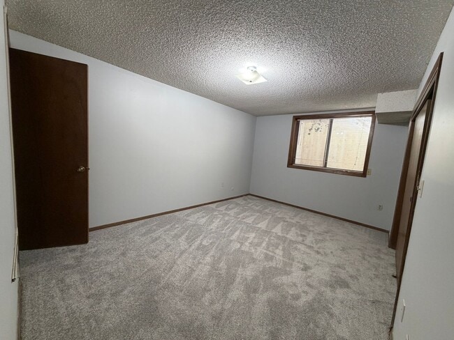 Building Photo - 3 Bed 2 Bath Duplex
