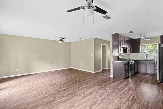Building Photo - 1422 Yorkshire Dr