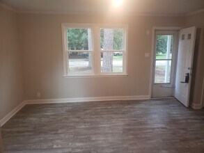 Building Photo - NEWLY RENOVATED DUPLEX UNIT