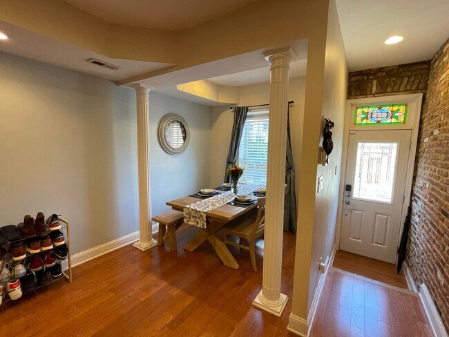 Building Photo - Charming 2 Bedroom/3.5 Bathroom Townhome i...