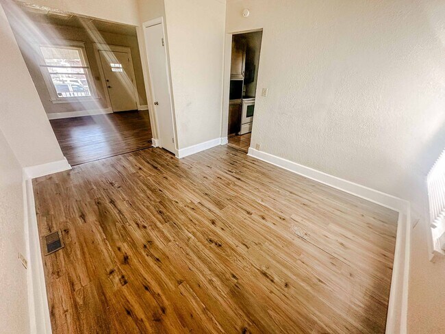 Building Photo - Three bedroom home available for move in. Well kept, clean, and ready to go!