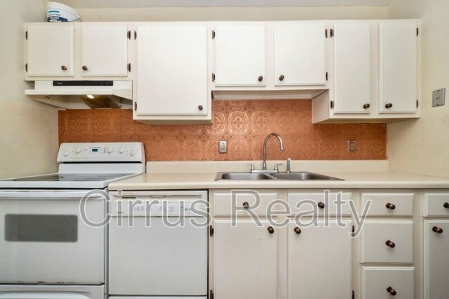 Building Photo - 9 Towne Square Dr