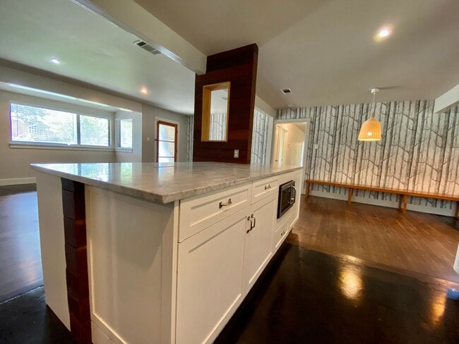 Building Photo - Charming 4 Bedrooms, 3 Bathrooms Home in Allandale!!!!