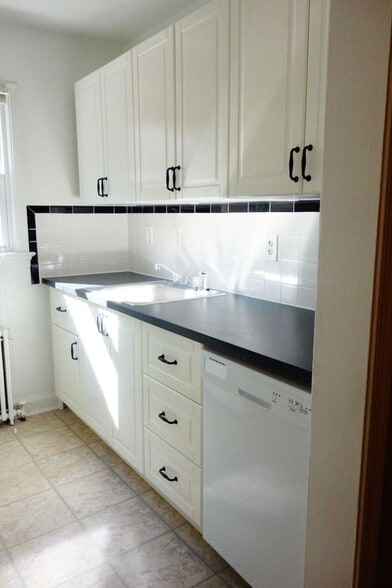 Building Photo - 8408 Greenwood Ave