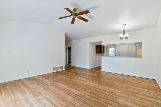 Building Photo - 833 Ponderosa Dr