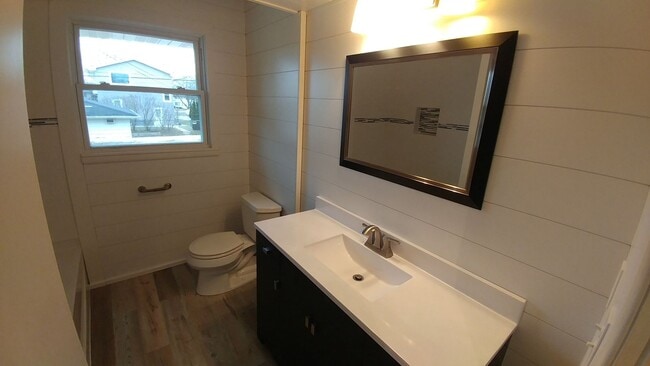 Building Photo - 3 Bedrooom Home Located in the Heart of We...
