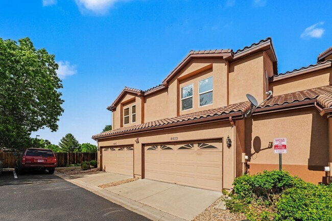 Building Photo - Spacious 3 Bed 2.5 Bath in the heart of Aurora!