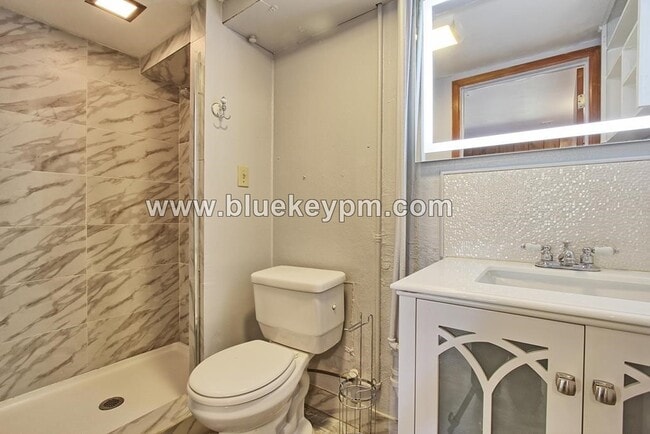 Building Photo - Spacious  3 Bed, 1 Bath  Daylight Basement...