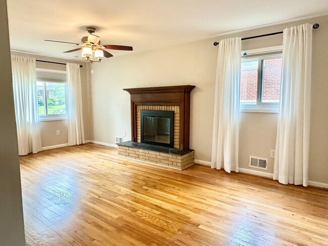 Building Photo - 5 Bedroom 2.5 Bathroom! Parking! Pets Welc...