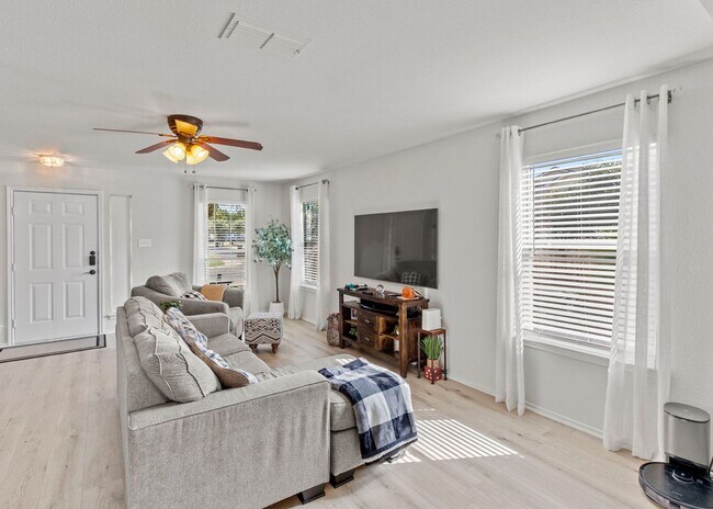 Building Photo - Charming 3-Bedroom Home in a Convenient Lo...