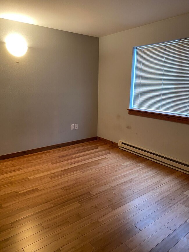 Building Photo - Beautiful 3BR, 2Bathroom Condo Located in ...