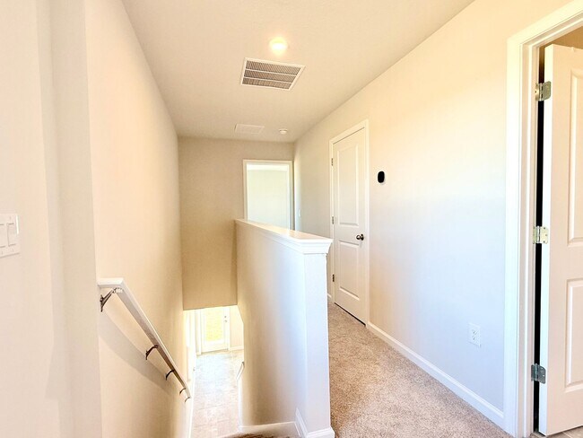 Building Photo - Fresh & modern-living in this 3Bedrooms/2.5Bath end-unit Lady Lake townhome!