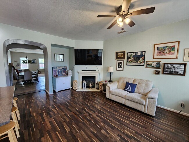 Building Photo - Beautiful Newman Home!