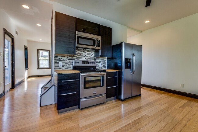 Building Photo - Available MAY 2026 - 2 Bedroom, 2 Bath Home w/ CRAZY City Views!