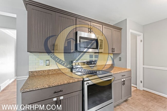 Building Photo - Available Now in Fenton!!!