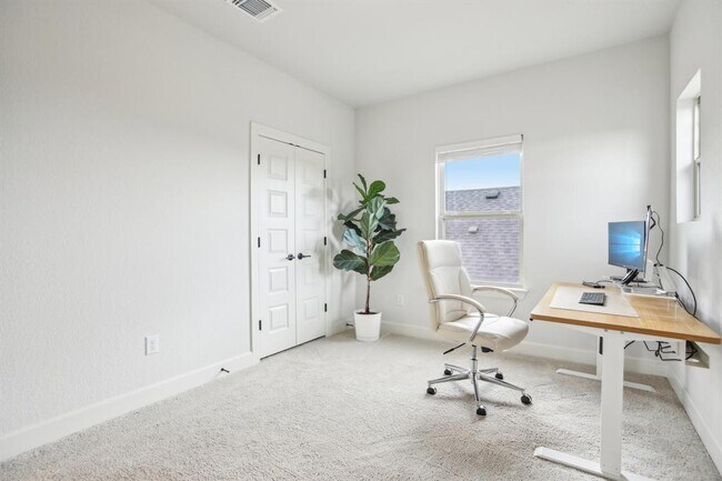 Building Photo - 12803 Bloomington Dr