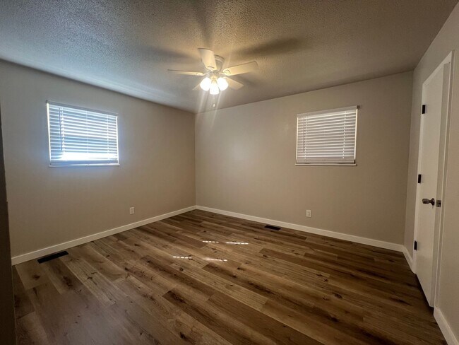 Building Photo - Newly Renovated 3 Bedroom, 2 Bathroom Home - 1200 sqft