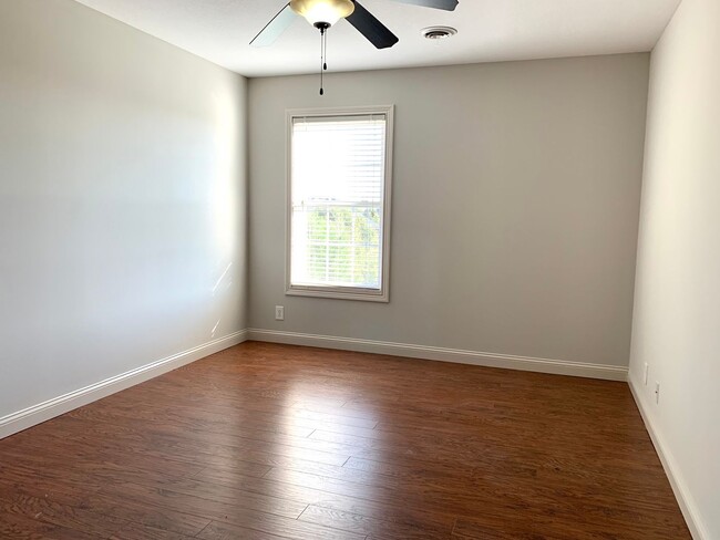 Building Photo - 1533 Edgewater Ln