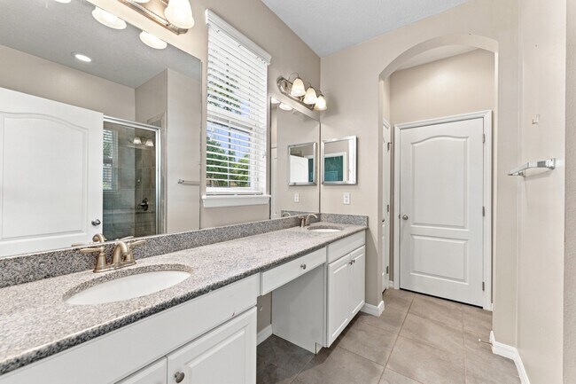 Building Photo - Stunning 3 BR + LOFT / 2.5 BA/ 2-Car-Garage Townhome in GATED community!