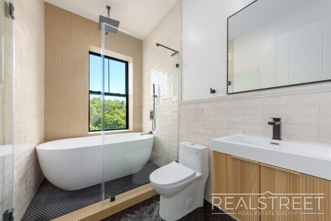 Building Photo - Stunning Brand New 2 Bed 2 Bath + PRIVATE ...