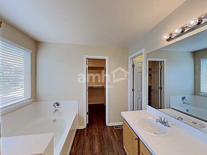 Building Photo - 5604 Spruce Ave