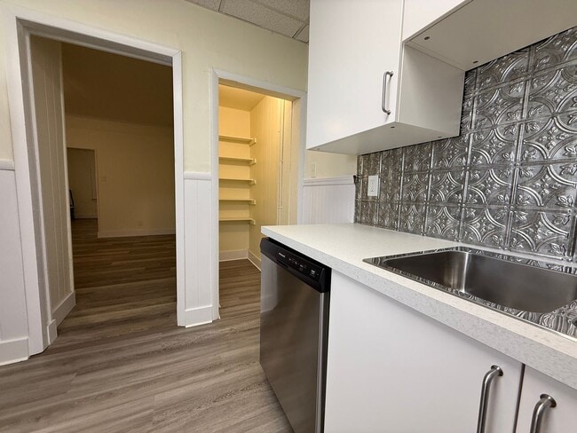 Building Photo - Updated 3BR house with fenced yard!