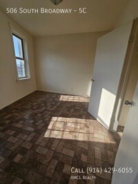 Building Photo - 506 S Broadway