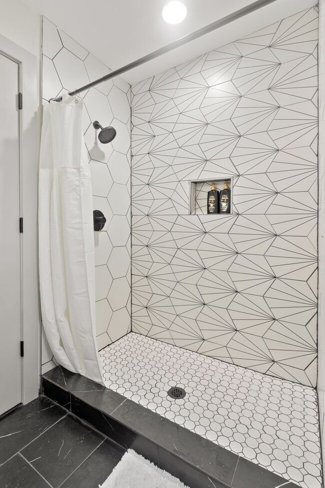 Building Photo - Beautiful renovated home!