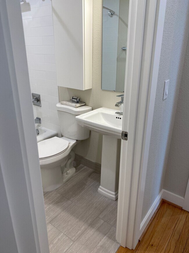Building Photo - Modern Vintage Alberta Arts  1250sqft 1BR-...