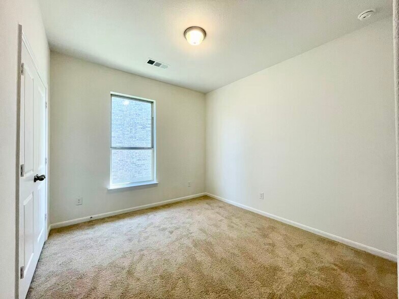 Building Photo - 16205 Garden Dr