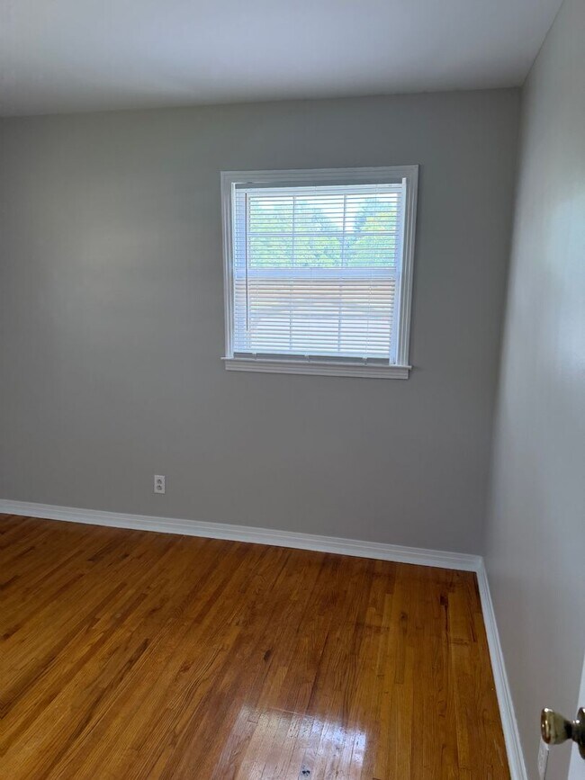 Building Photo - Charming 3-bedroom,1-bath home w/Detached garage for rent in Springfield, Tennessee.