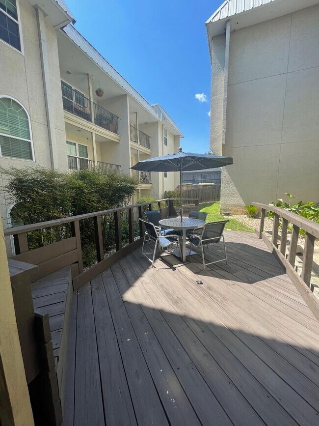 Building Photo - 910 Duncan Ln