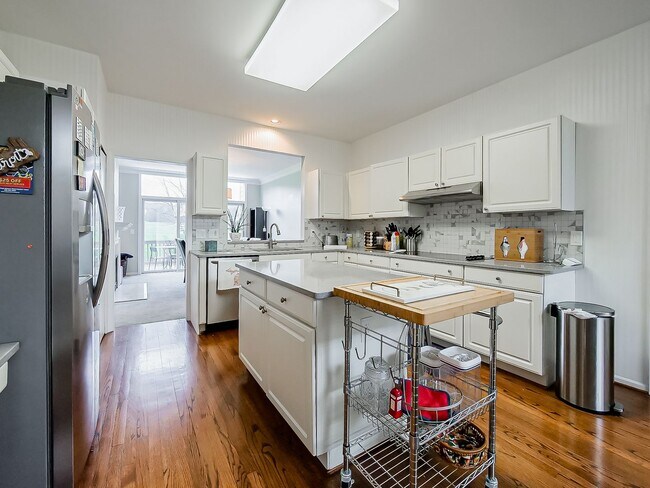 Building Photo - AVAILABLE NOW! Sun-Filled 3-Bed, 2.5-Bath Home with Golf Course Views in Bloomfield Hills