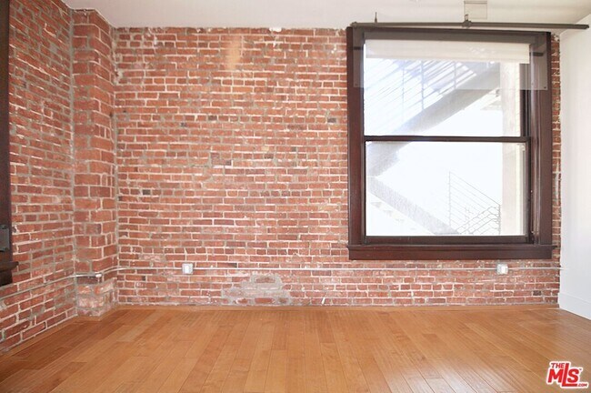 Building Photo - 460 S Spring St