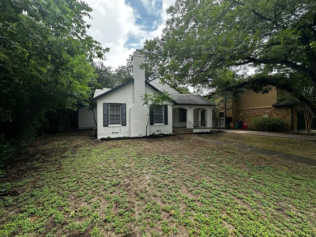 Building Photo - Tarrytown!!! - super location  3 bed, 2 ba...