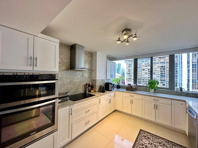 Building Photo - 2025 Brickell Ave