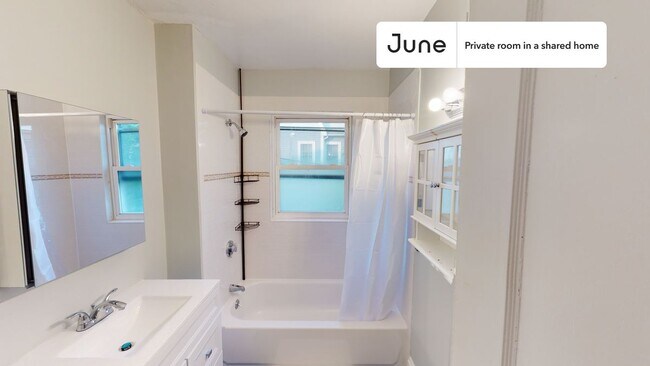 Building Photo - Private bedroom in 5 bed/2 bath Home
